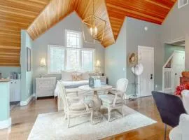 Bright and Cozy Studio w Hot Tub Walk to Lake