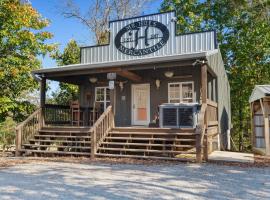 Mr Hills Mercantile Cabin with a hot tub, Hotel in Bryant