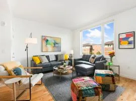 The Overlook - Luxe Old Town Condo with King Suite