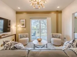Beautiful 2B2B Condo with Free Street Parking 525Pkwy101