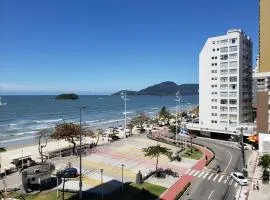 Belo apartamento compartilhado beira mar no centro de BC