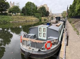 Off-Grid Living on Spacious Widebeam, b&aring;d i Bath