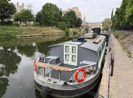 Off-Grid Living on Spacious Widebeam