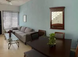 Casa amplia, con clima y en privada