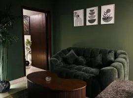 Grenvey Designer Apartment with Rooftop Pool & Self Check In