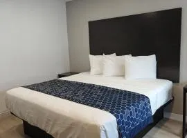 Casa Blanca Inn and Suites