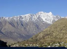 Stunning Lakefront 2-bed 2-bath with lake views