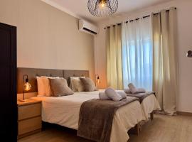 Cosy 1-Bedroom Apartment with Private Terrace in Loulé, hotel in Loulé