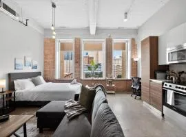 Stunning Downtown Apartment with Pool, Laundry, Parking