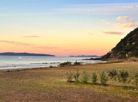Bella Vista on the Beach, hôtel à Matarangi
