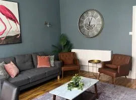 3BR Apt Near Ibrox Subway Sleeps 7 and Parking