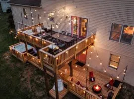 Epic Family Stay - 40' Putting Green, Theater, Hot Tub, Sauna