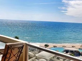 Beachfront Condo on Sandy Beach, Las Palmas Resort, 24hrs Security, Free Parking, Free Wi-Fi