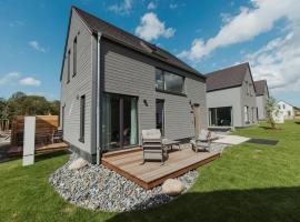 skandinavisch eingerichtetes Doppelhaus in Sagard, хотел в Загард