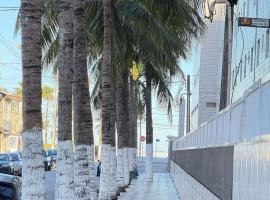 Pies en la arena de la playa Mirim, hotel en Samaritá