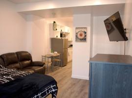 Cozy Bachelor Suite with Kitchenette - Near Downtown，位于萨德伯里的酒店