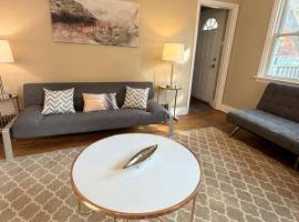 Entire Two Bedrooms Bungalow- Walking distance to Burlington Downtown- Sleeps 6, bungalow em Burlington