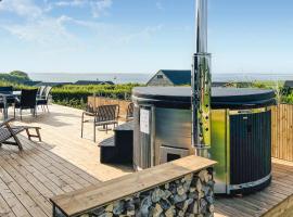 3 Bedroom Stunning Home In &Oslash;ster Assels, hotel com banheiras de hidromassagem em &Oslash;ster Assels