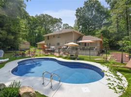 Heated Private Pool Hot Tub Game Room Sauna, hotel in Stroudsburg
