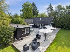 Modern House With Outdoor Spa And Sauna