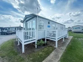 Lovely 6 Berth Caravan With Decking Nearby Pakefield Beach Ref 68006Cl