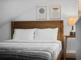 Bloomfield Pittsburgh E Stylish and Cozy Private Bedroom, Shared Bathroom, with Free Parking