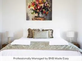 The Elm Apartments - The Gold Room
