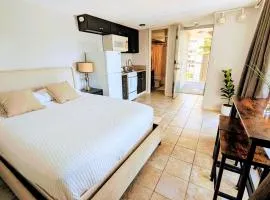 Waikiki Wind- Near Beach, Canal View with Lanai