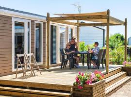 Mobile home with terrace at Domaine Les Mûriers, Vendres-Plage, hotel v destinaci Vendres