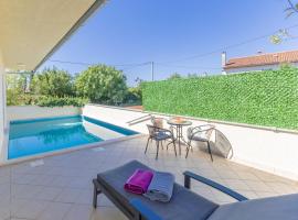 Casa Anika with Private Pool، فندق في Žminj