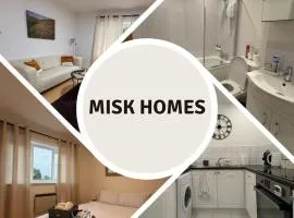 Misk Homes #3 Near Heathrow Airport, shops & Brunel University - Free Parking