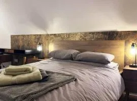 Columbia Ave: 3 bedroom Artistic & Modern Retreat