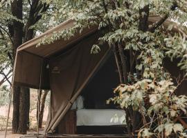 Hideaways Camelthorn Bush Camp, Greater Moremi, מלון בChiro Pan