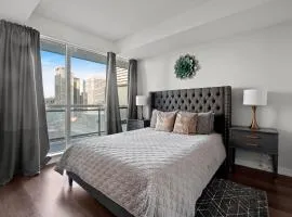Modern 1Bd & Den Condo with Balcony Lillian St