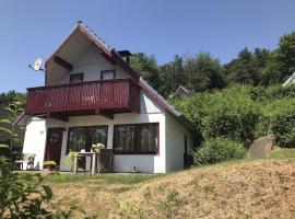 Holiday home in Reimboldshausen with balcony, Hotel in Kemmerode
