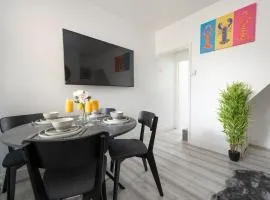 Comfort Meets Style, 4-Bedroom Home with All Essentials, Croydon, Sleeps 8! Contractor Friendly!