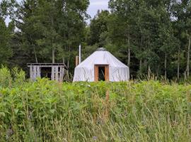 Cozy Yurt on a Heritage Farm with Trails, Pond, and Sauna，Powassan的豪華帳蓬