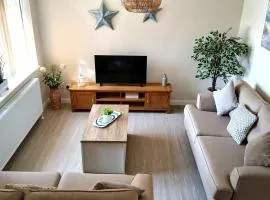Seashells 2 Bedroom House - 2 minute walk to the beach with parking