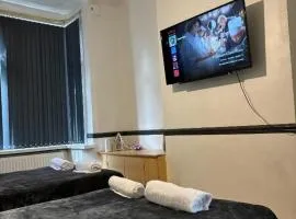 Tudors eSuites - Stratford Budget Friendly Apartments #676S