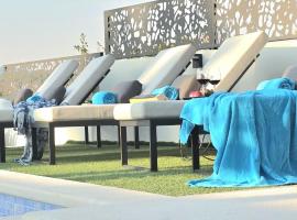Villa Palace Al Nera seafront 2 Pools, отель в Трогире
