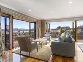 Harvey Lake House - stylish comfort with outdoor deck and lake views, hotel in Taupo