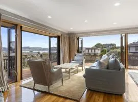 Harvey Lake House - stylish comfort with outdoor deck and lake views