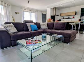 La villa près des Monts du Matin, au pied du Vercors、Saint-Hilaire-du-Rosierのホテル