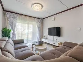 Gem in Fourways , Modern 2-Bed Apartment