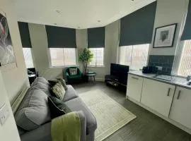 Woolton Escape Light-filled Free Parking
