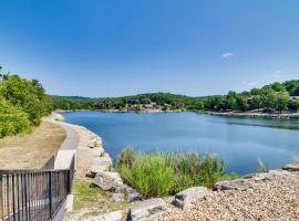 Charming Golf Resort Oasis Near Silver Dollar City, viešbutis mieste Reeds Spring