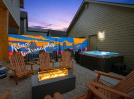 Newly Renovated l Fire Pit Hot Tub Arcade, villa in Indianapolis