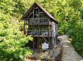 Hot Tub and Mtn Views Modern Old Fort Hideaway!