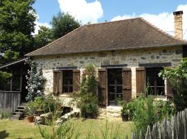 Cottage in Dordogne, hotel with parking in Château-Chervix