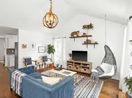 Wildcat Cottage Enchanting Home Ten Minutes to Downtown